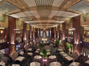 2 間餐廳；供應早餐、午餐、晚餐；多國菜