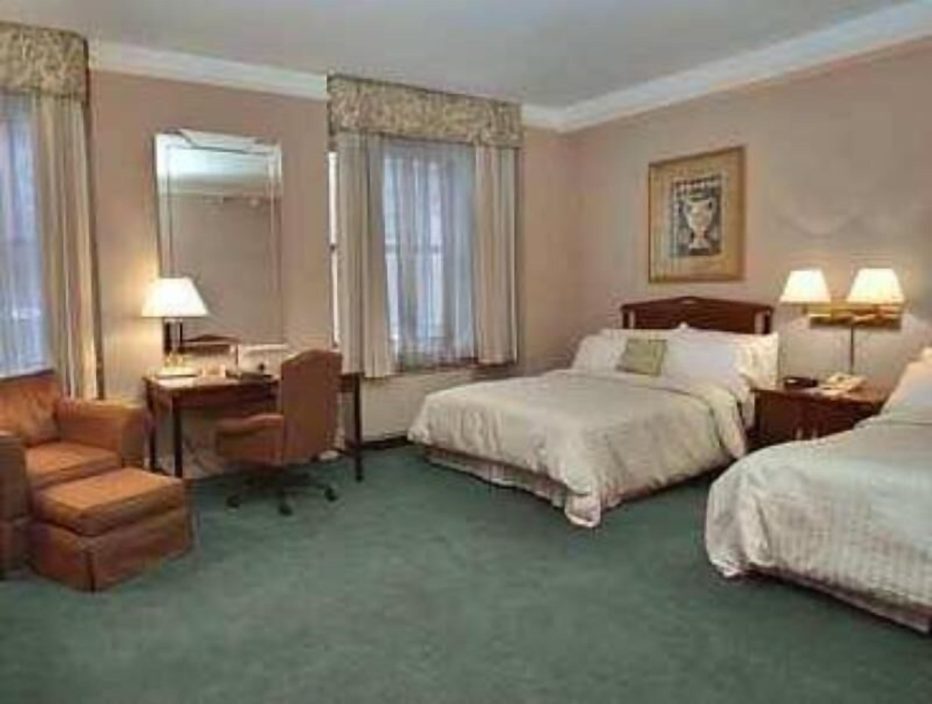 Hochwertige Bettwaren, Pillowtop-Betten, Zimmersafe, Schreibtisch