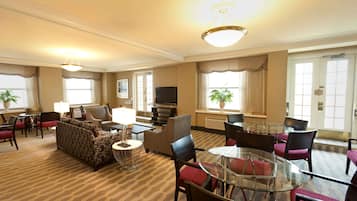 Serves dinner and happy hour