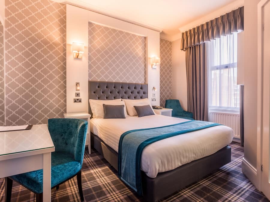 Desk, laptop workspace, iron/ironing board, free WiFi