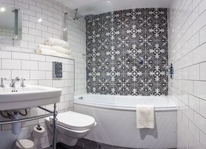 Combined shower/tub, free toiletries, hair dryer, towels