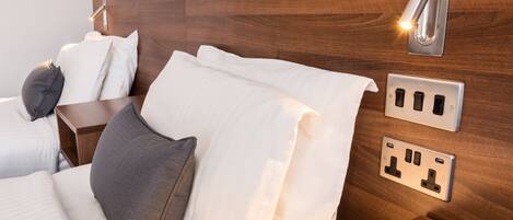 Escritorio y espacio para trabajar con laptop