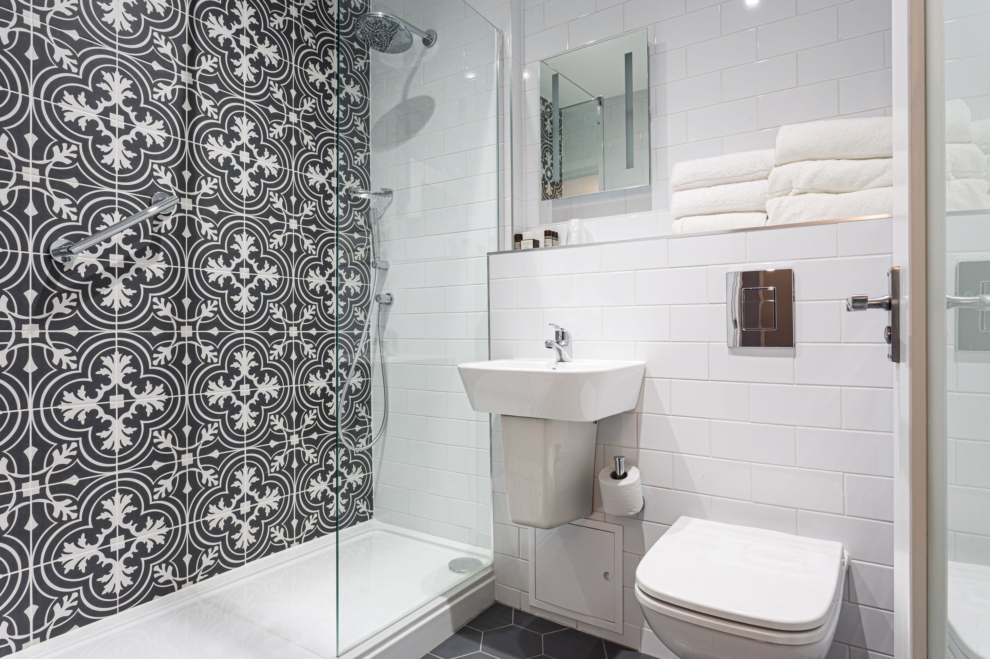 Combined shower/bathtub, free toiletries, hair dryer, towels