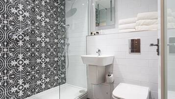 Combined shower/bathtub, free toiletries, hair dryer, towels