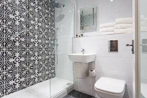Combined shower/tub, free toiletries, hair dryer, towels - Carlton Hotel (Newcastle-upon-Tyne)