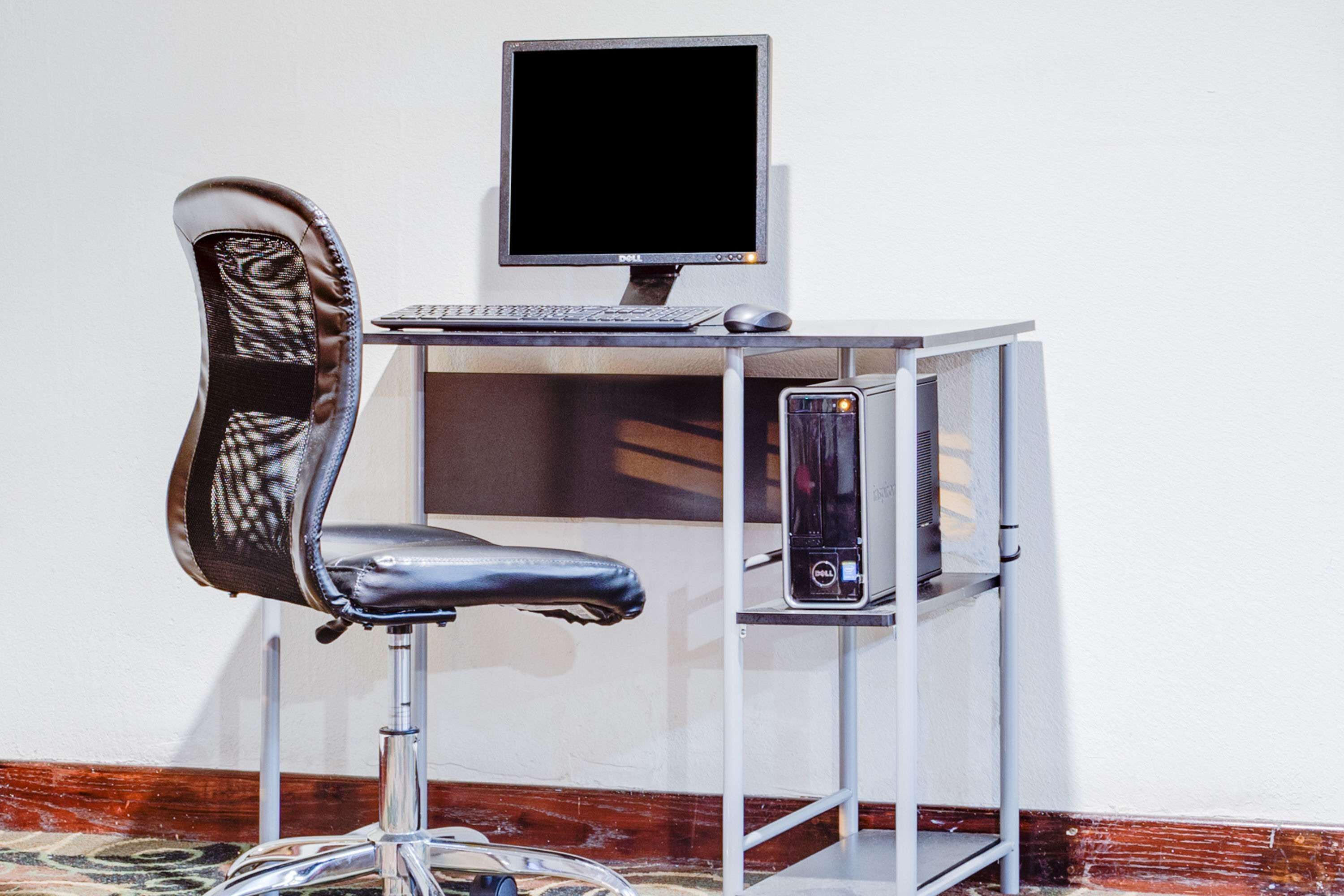Un bureau d’ordinateur équipé d’un écran, d’un clavier et d’une souris.