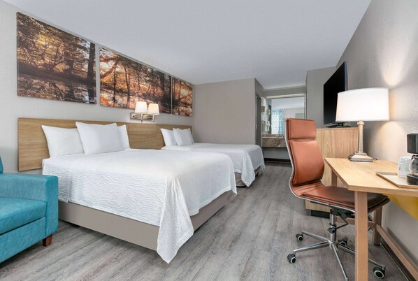 Desk, iron/ironing board, free cribs/infant beds, rollaway beds - Days Inn by Wyndham Greenville MS (Greenville)