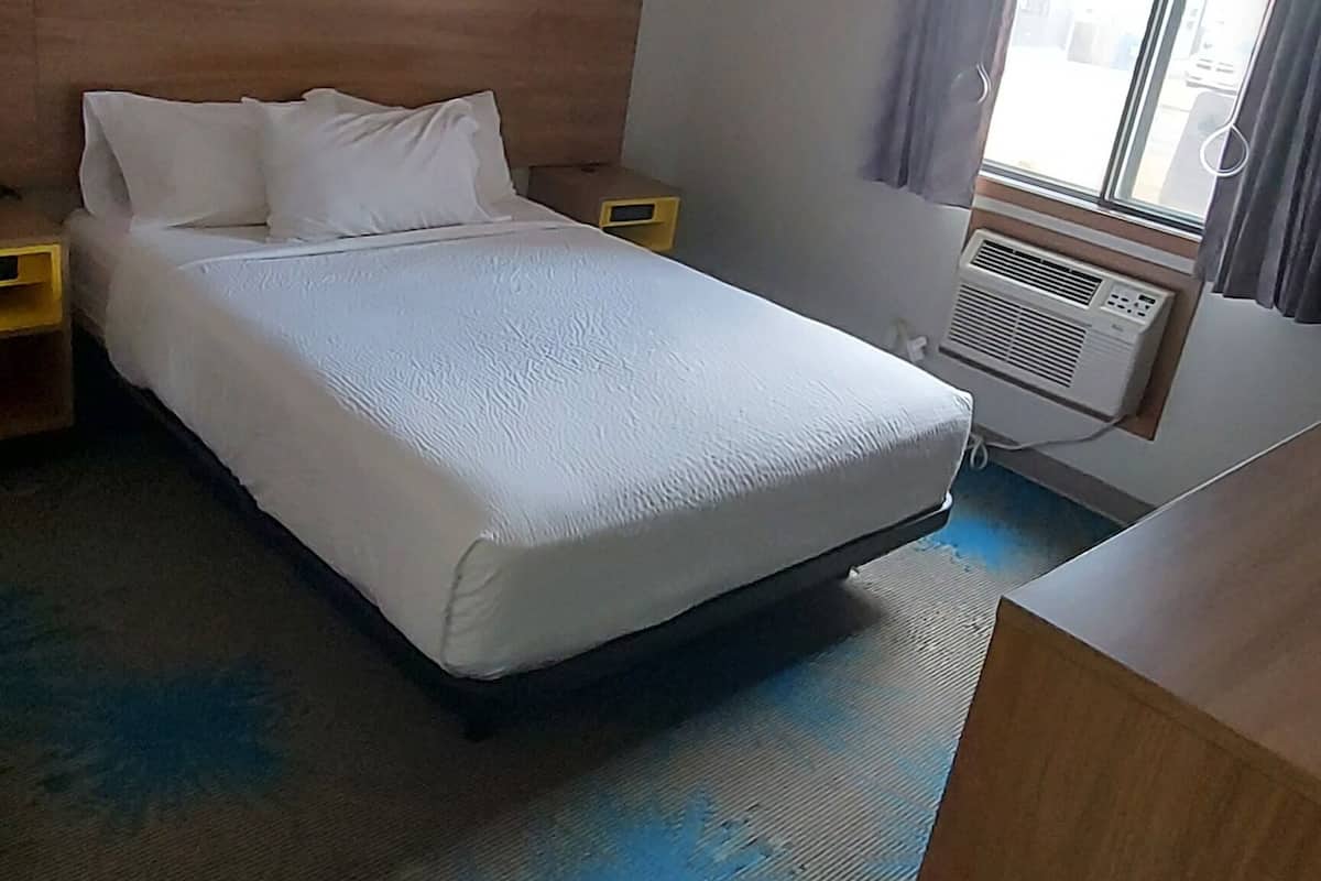 Escritorio, tabla de planchar con plancha, wifi gratis y ropa de cama