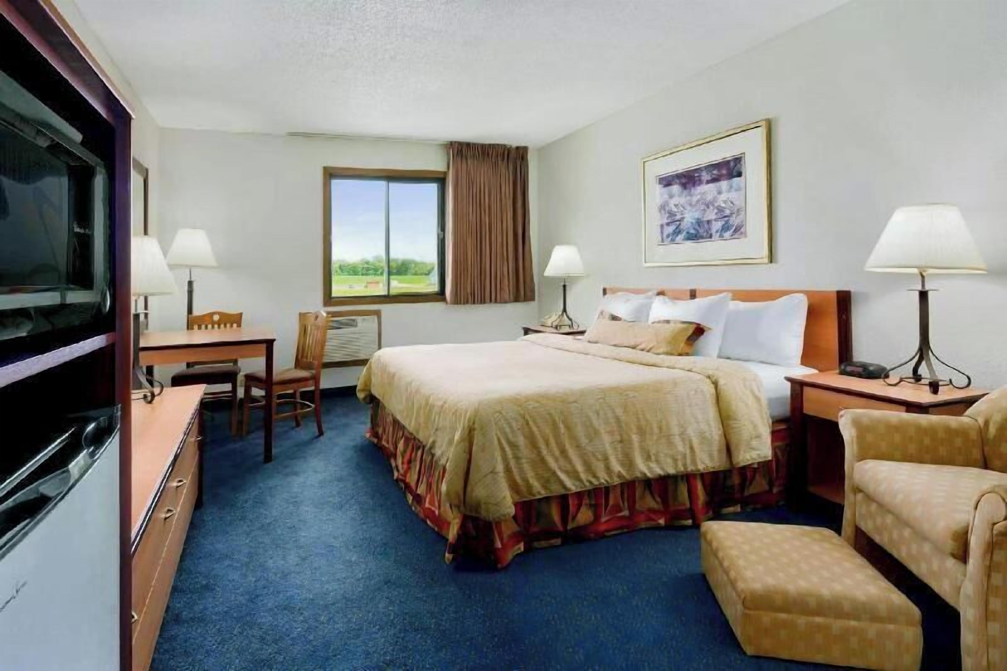 Desk, iron/ironing board, free WiFi, bed sheets