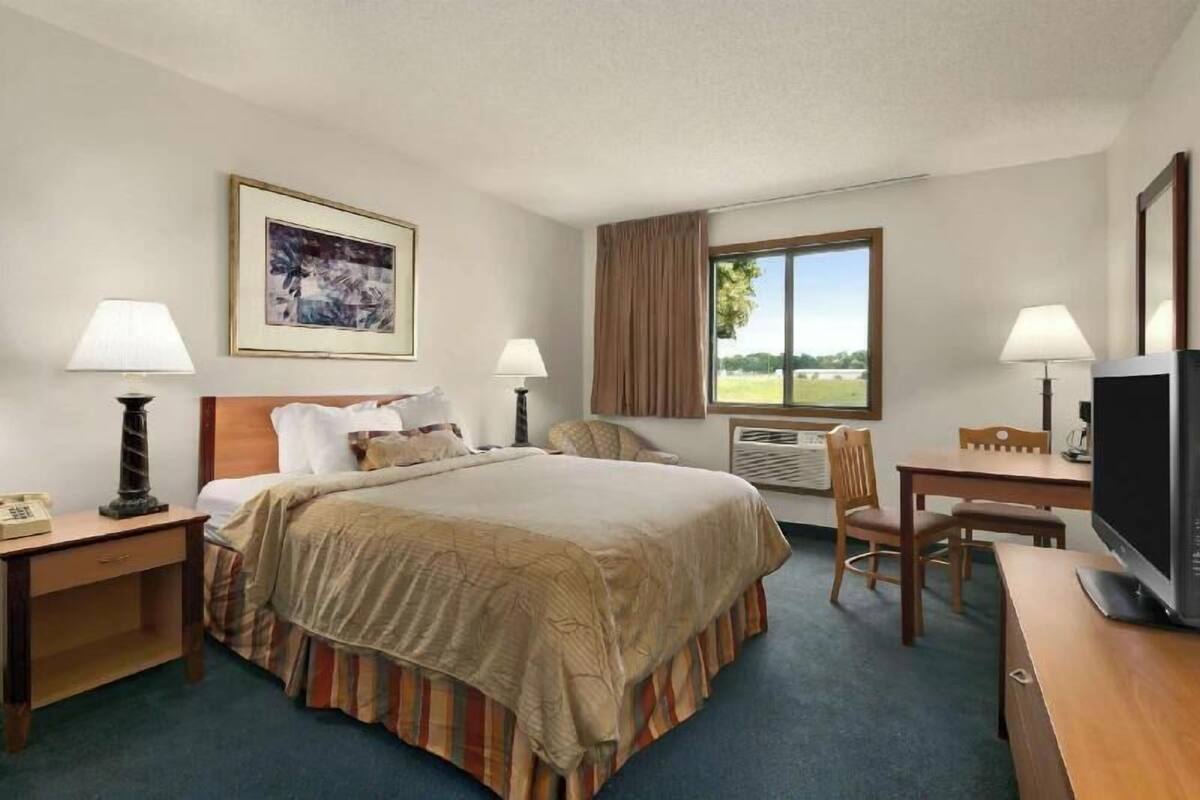 Desk, iron/ironing board, free WiFi, bed sheets