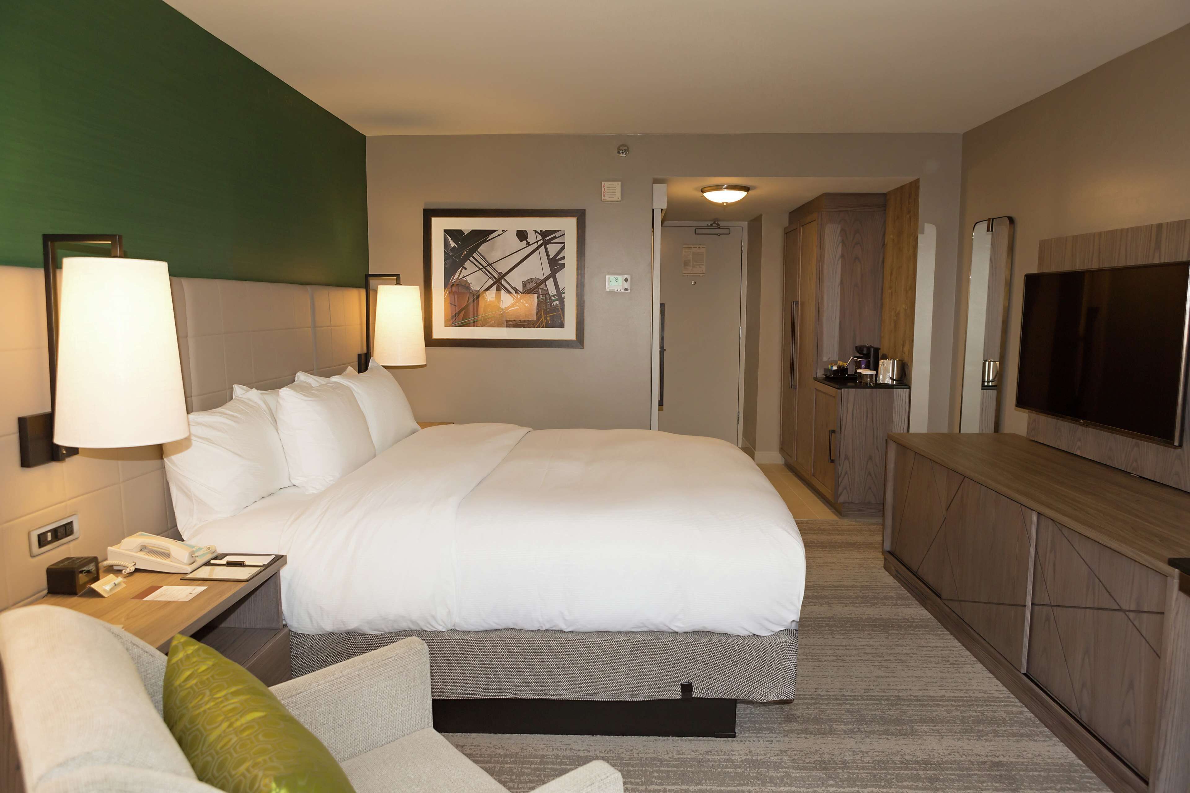 Luxe beddengoed, een kluis op de kamer, een bureau