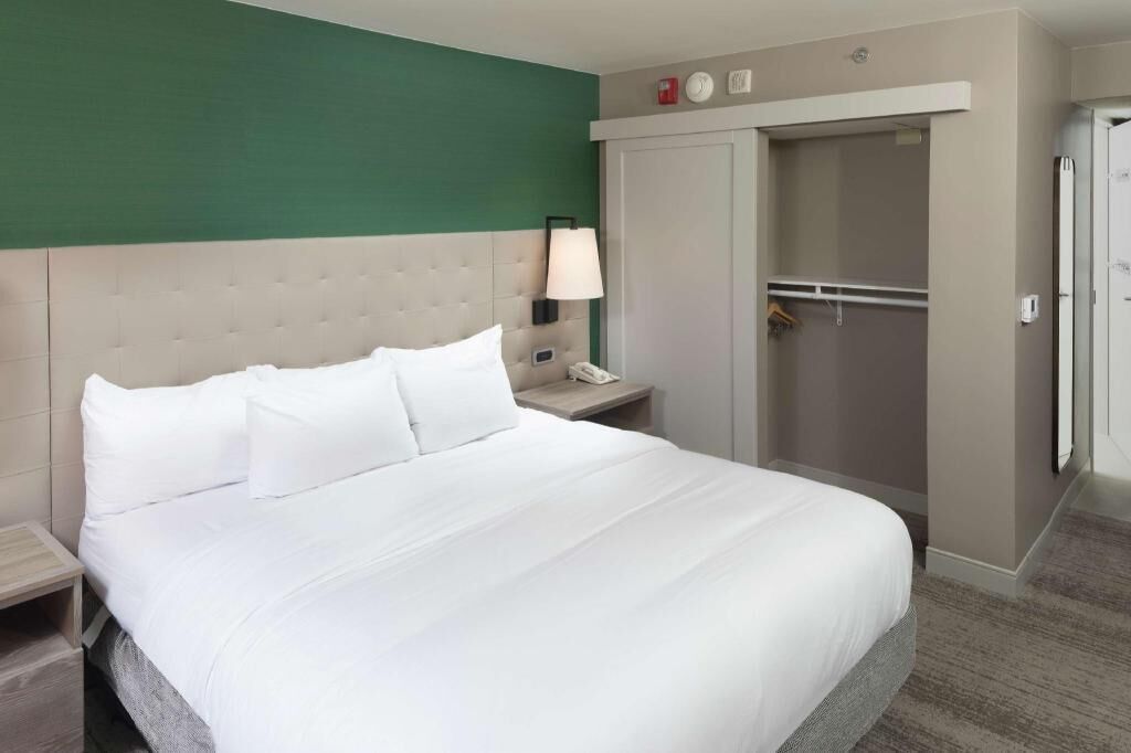 Luxe beddengoed, een kluis op de kamer, een bureau