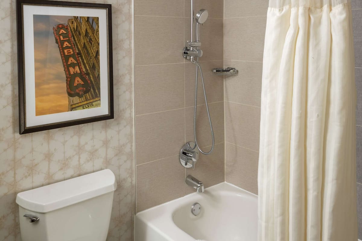 Combined shower/tub, hair dryer, towels