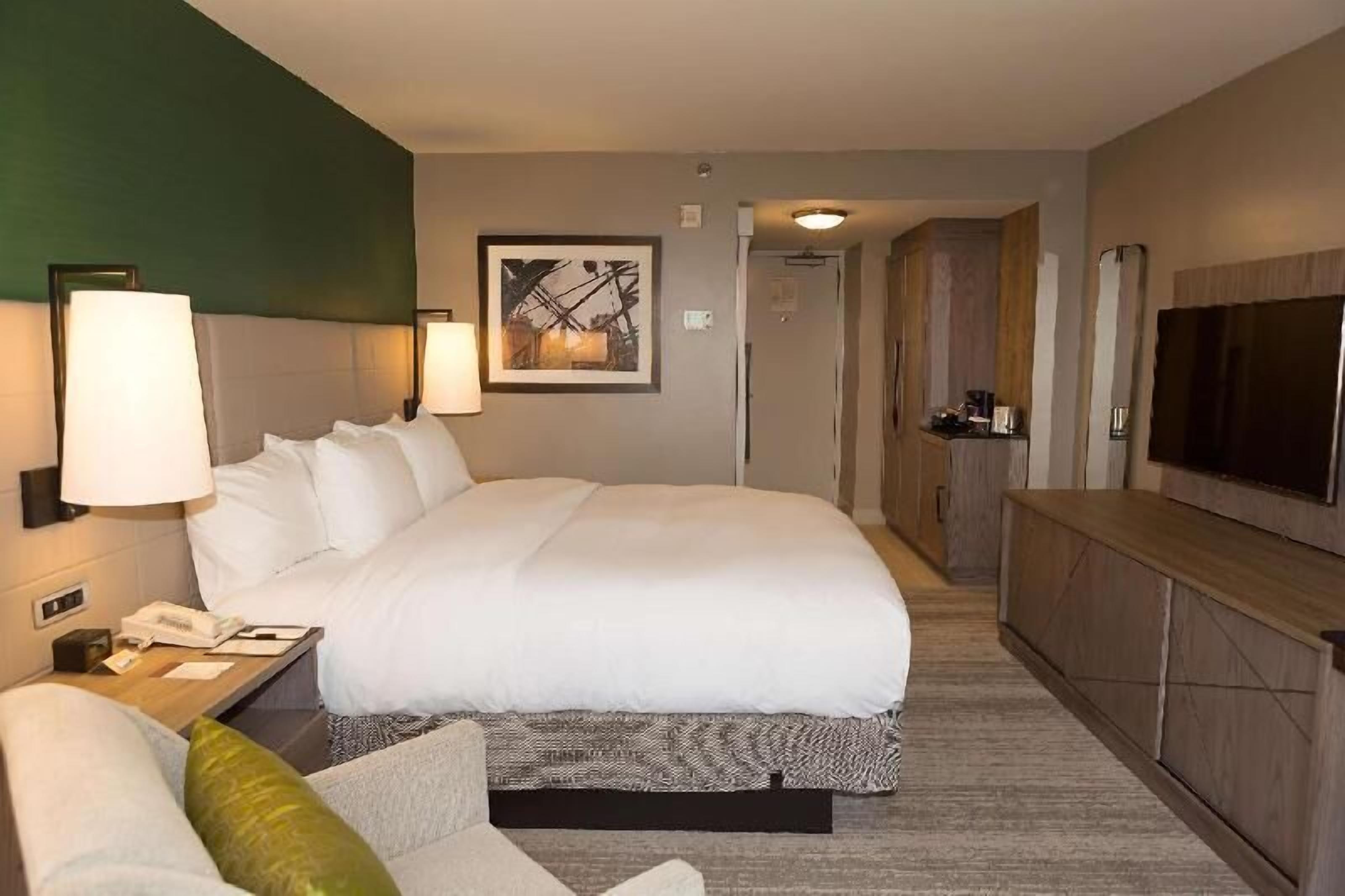 Luxe beddengoed, een kluis op de kamer, een bureau