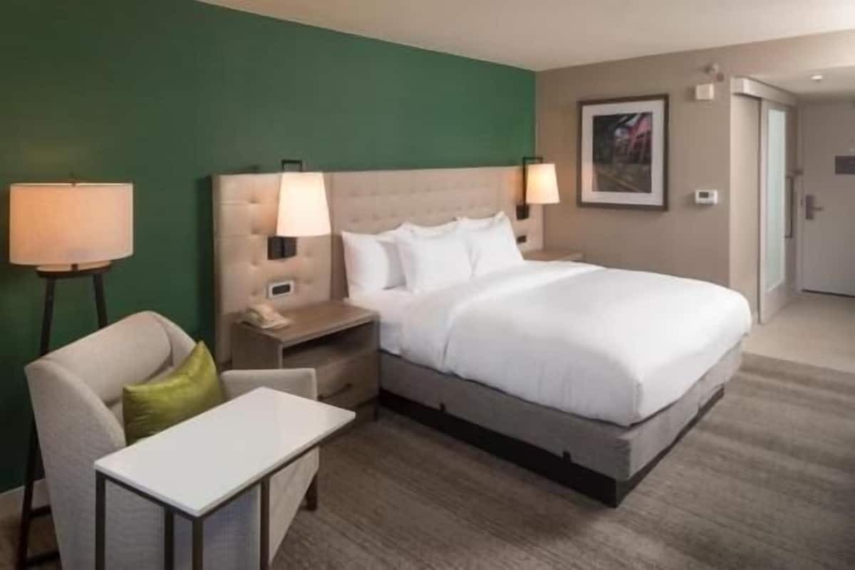 Premium bedding, in-room safe, desk, blackout drapes