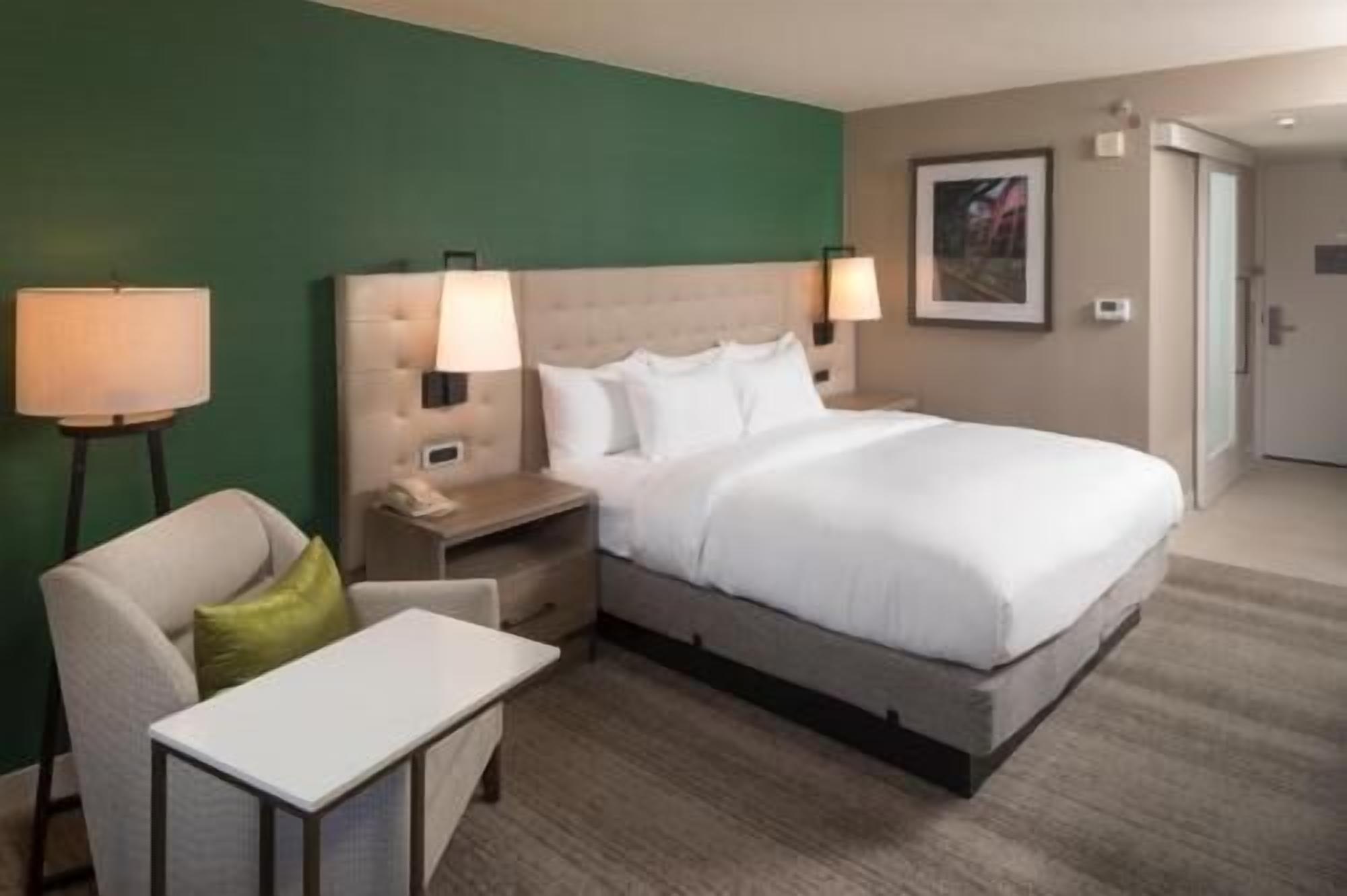 Luxe beddengoed, een kluis op de kamer, een bureau