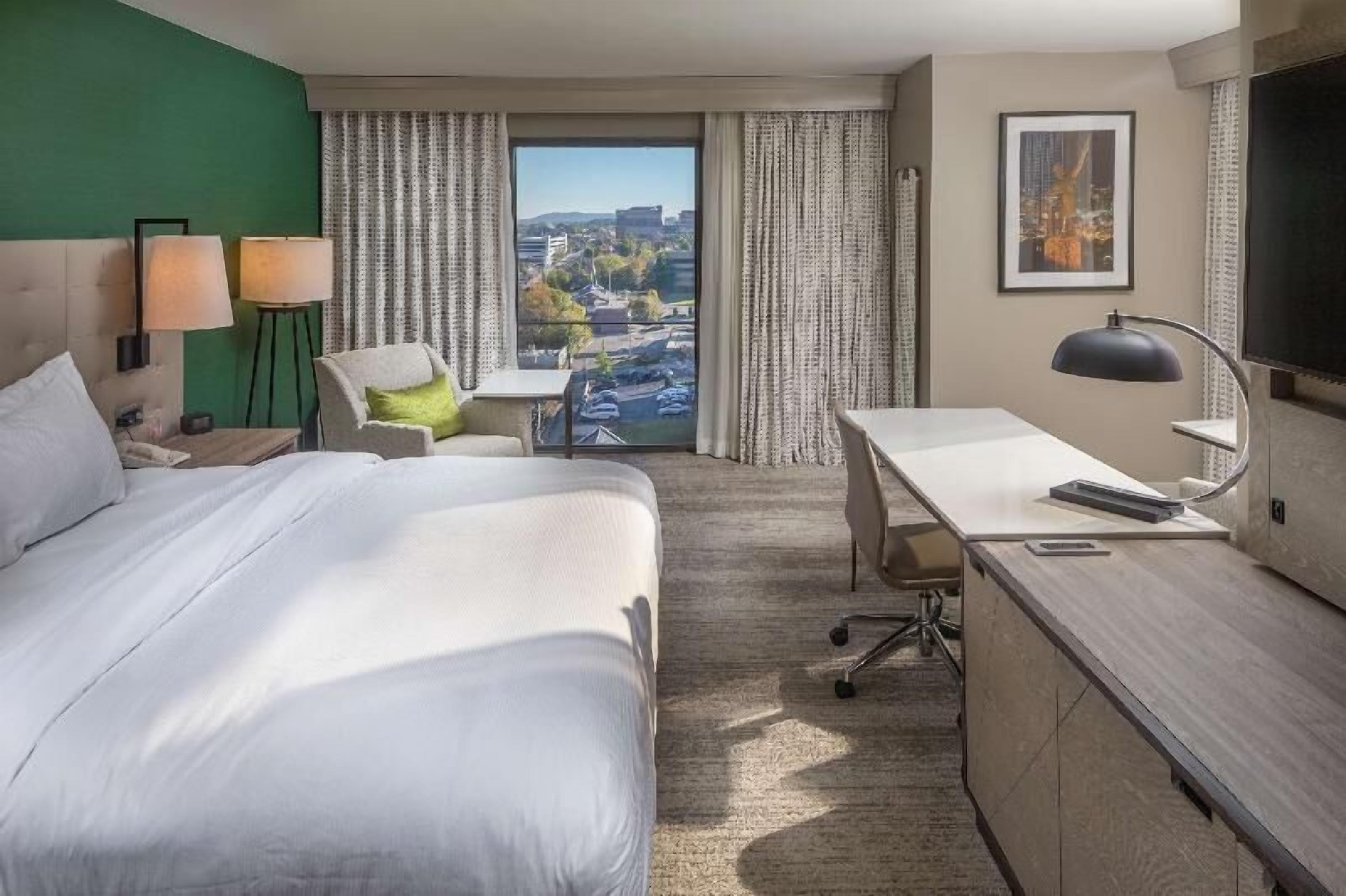 Luxe beddengoed, een kluis op de kamer, een bureau