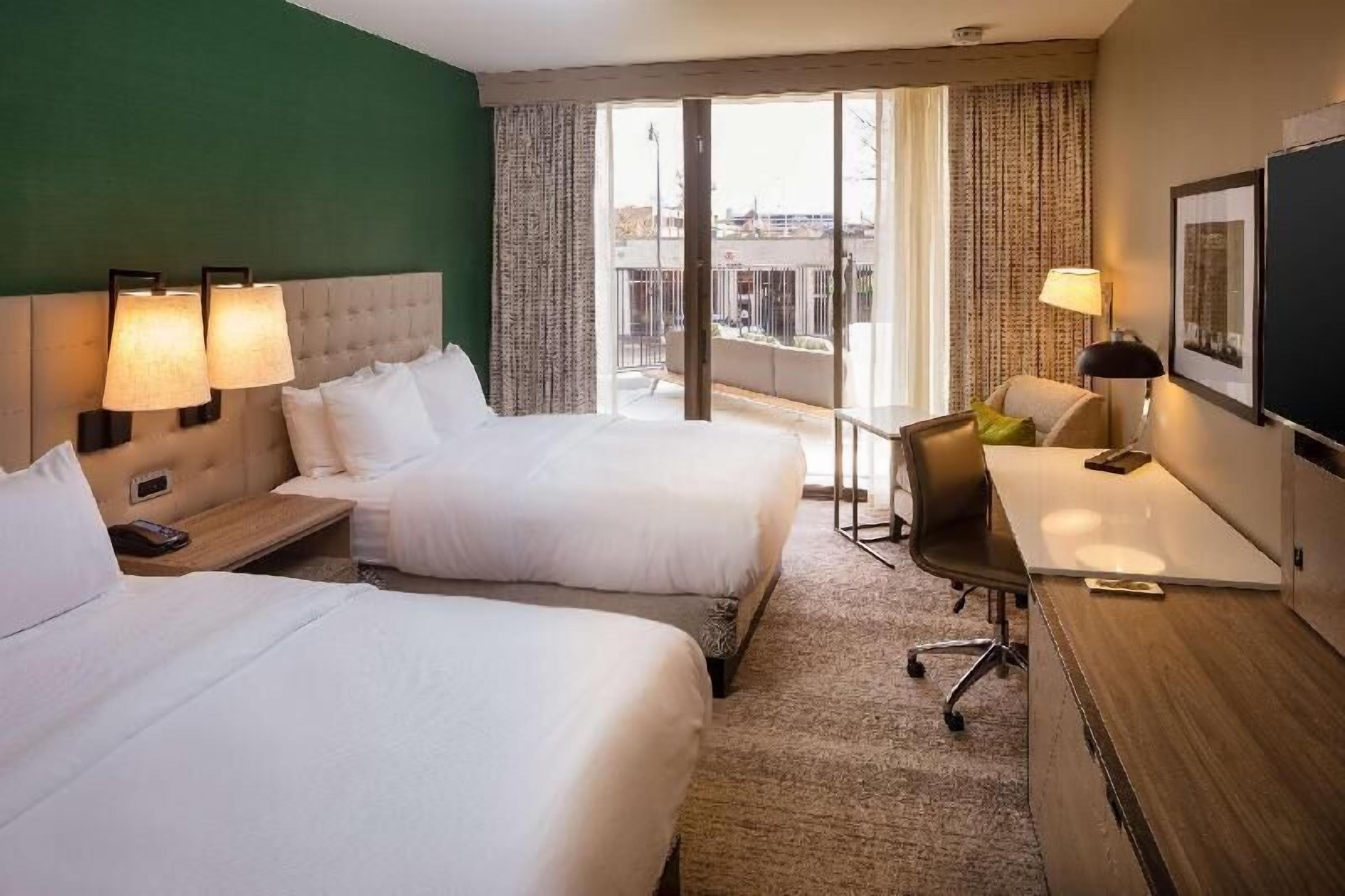 Luxe beddengoed, een kluis op de kamer, een bureau