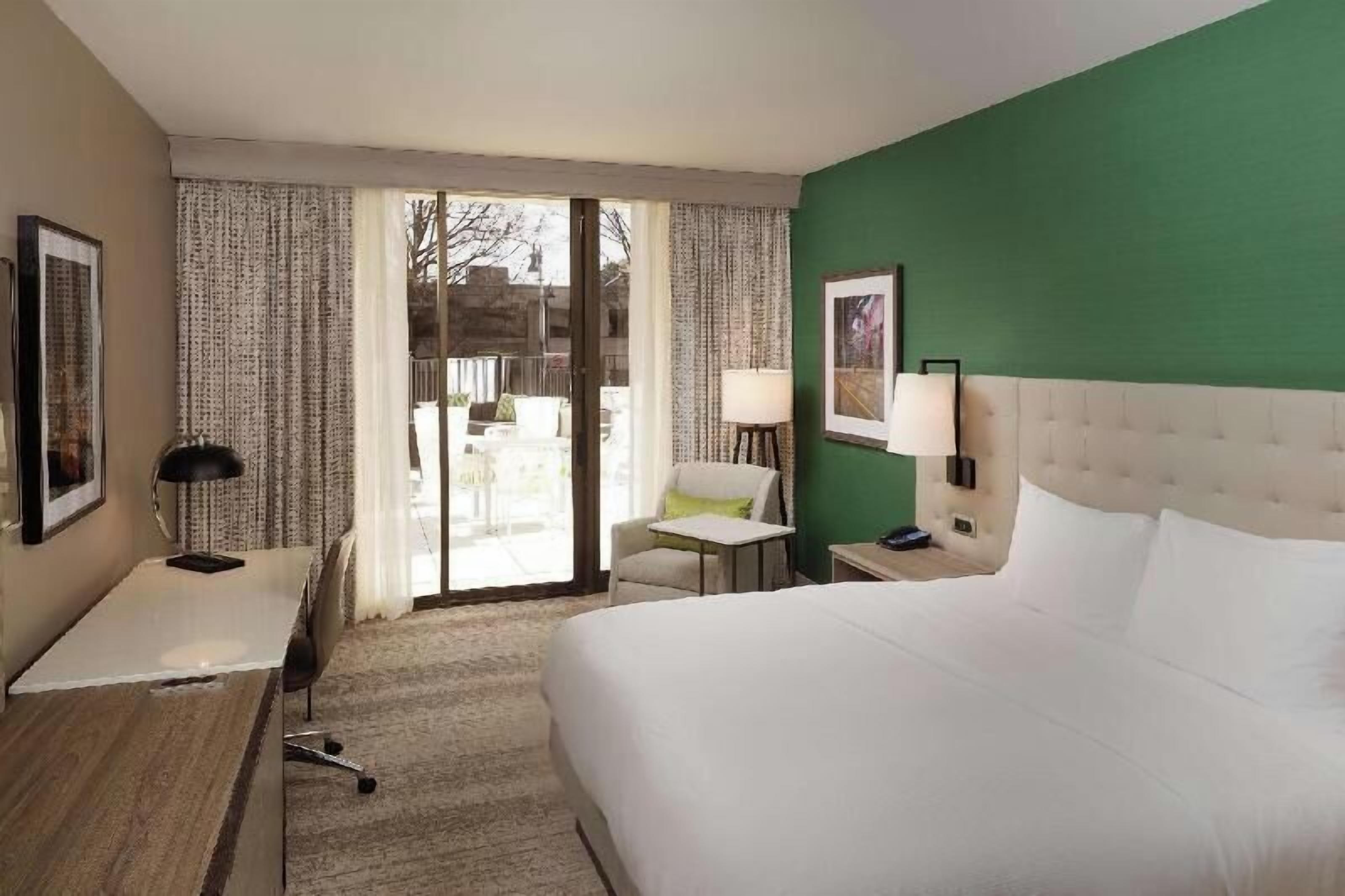 Luxe beddengoed, een kluis op de kamer, een bureau