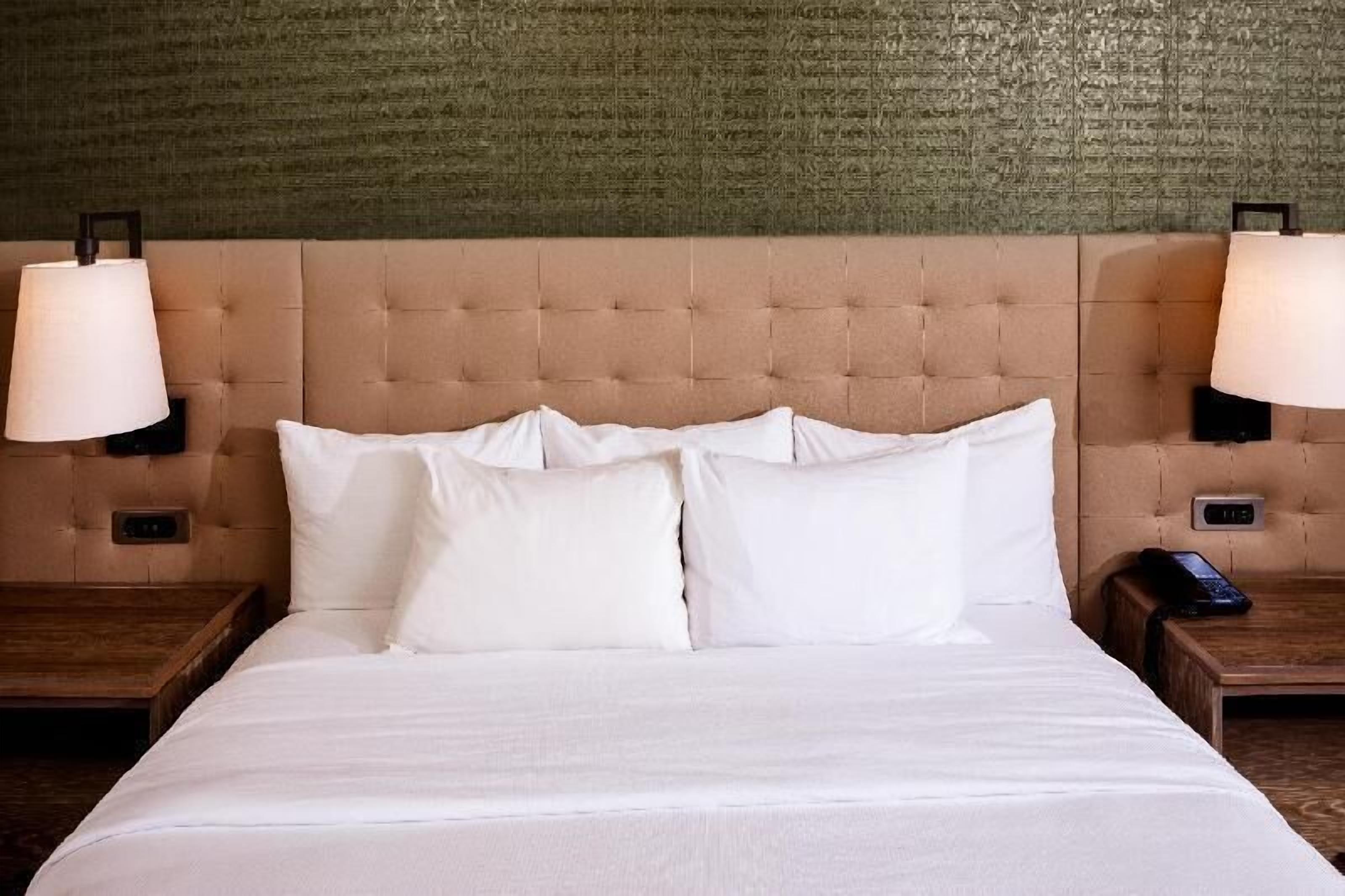 Luxe beddengoed, een kluis op de kamer, een bureau