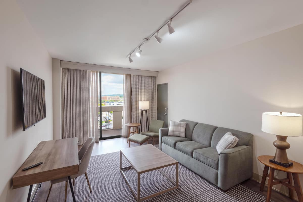 Suite, 1 King-Bett, Balkon | Hochwertige Bettwaren, Zimmersafe, Schreibtisch, Verdunkelungsvorhänge