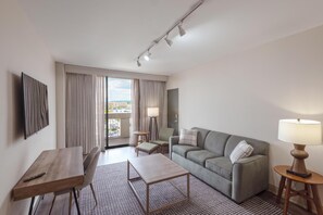 Suite, 1 King Bed, Balcony | Premium bedding, in-room safe, desk, blackout curtains - Hilton Birmingham Downtown at UAB (Birmingham)