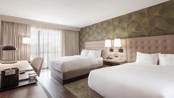Roupas de cama premium, cofres nos quartos, escrivaninha