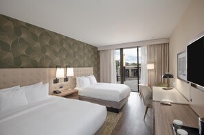 Habitación, 2 camas de matrimonio, terraza, vistas a la piscina | Ropa de cama de alta calidad, caja fuerte, escritorio y cortinas opacas