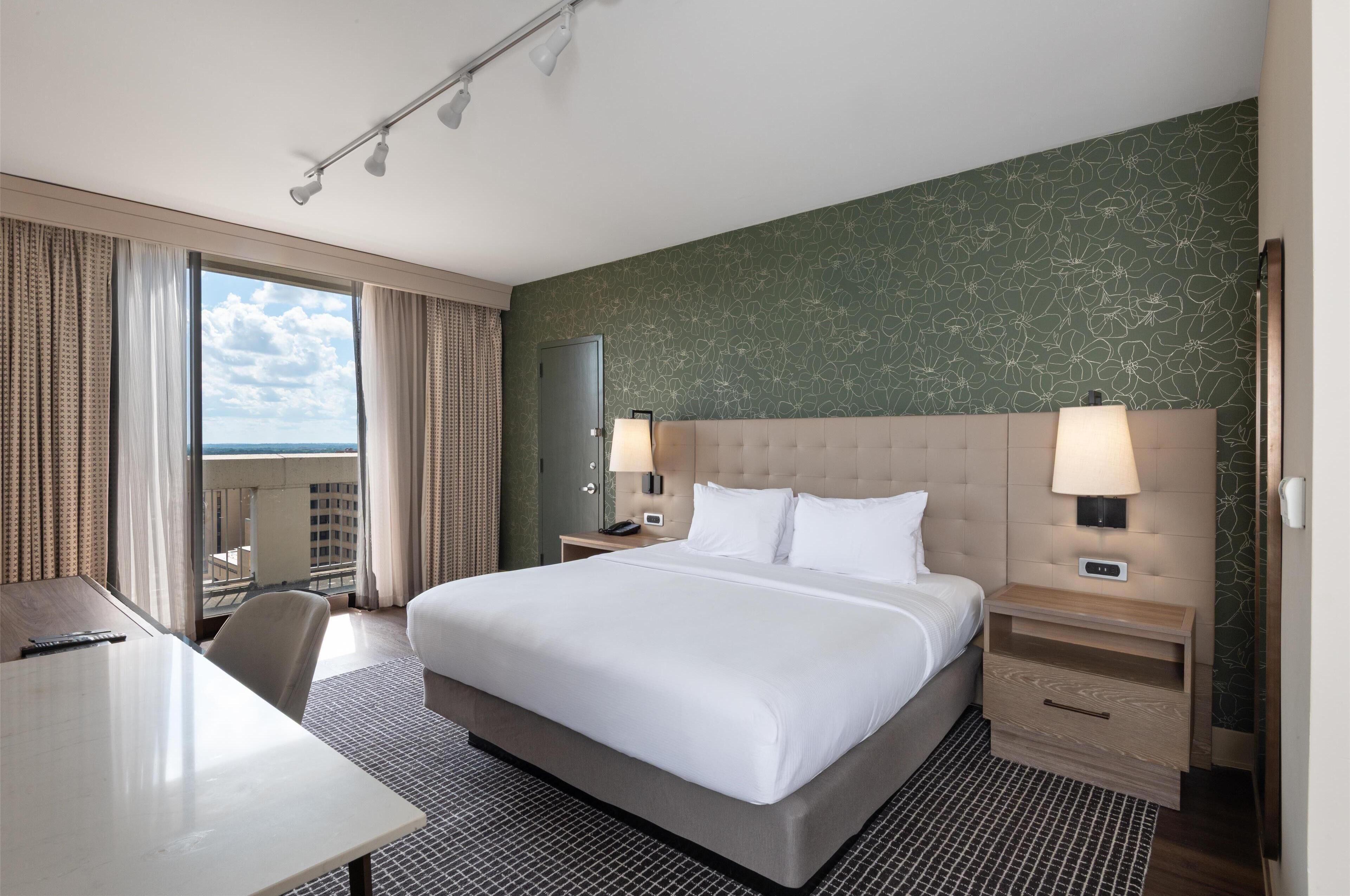 Phòng Suite, 1 giường cỡ king, phù hợp cho người khuyết tật, ban công (Mobility) | Bộ đồ giường cao cấp, két bảo mật tại phòng, bàn, màn/rèm cản sáng 