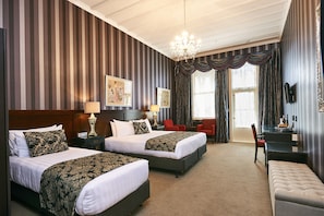 Chambre Design, 1 très grand lit | Literie de qualité, minibar, coffre-fort, décor unique
