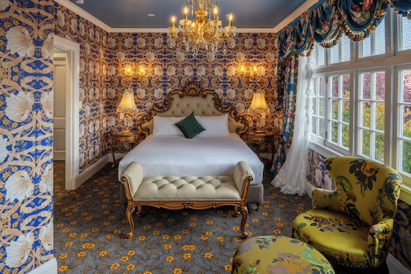 Duchess Suite | Premium bedding, minibar, in-room safe, desk
