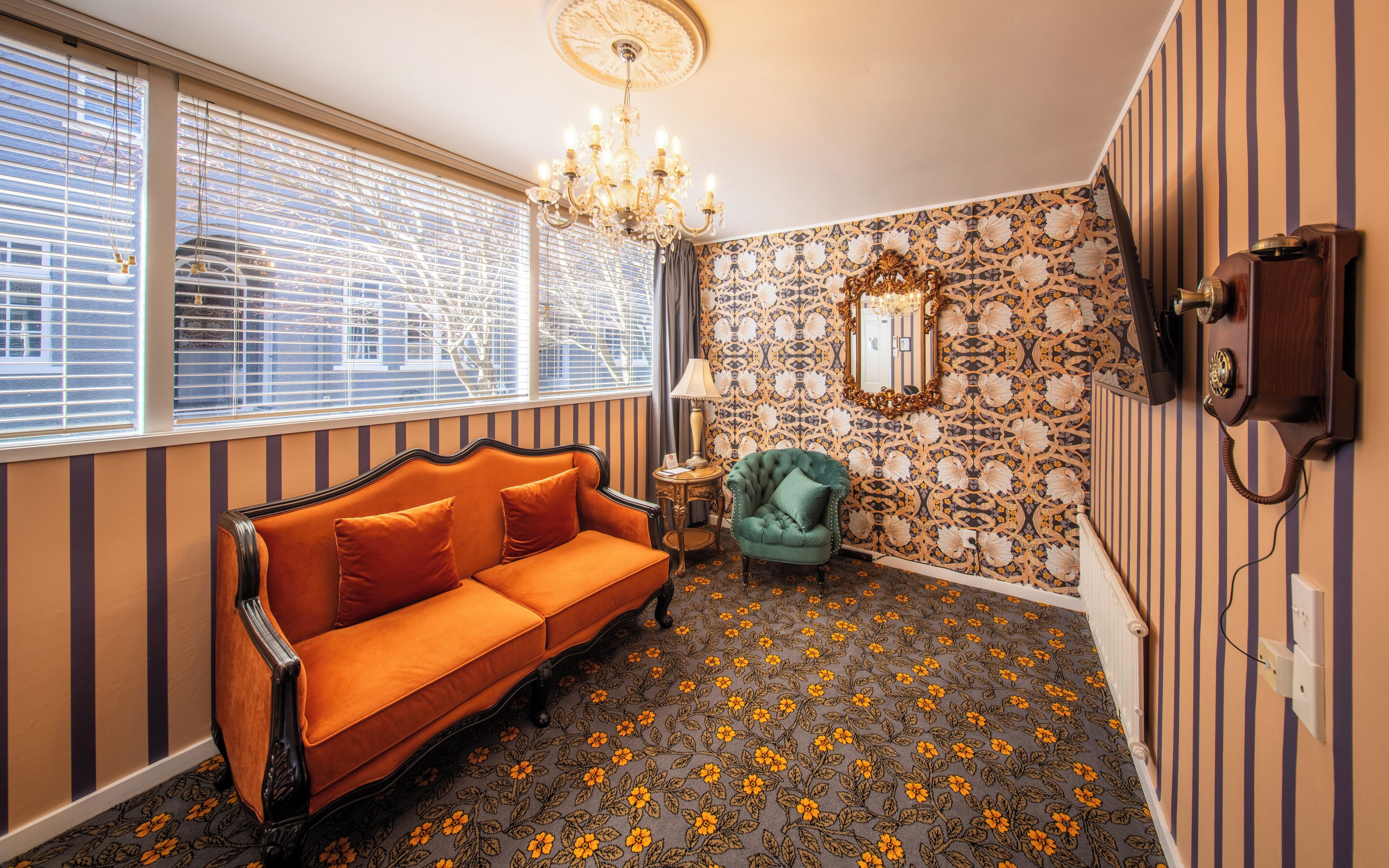 Sviitti, 1 makuuhuone (In Adjacent Building) | Ylelliset vuodevaatteet, minibaari, tallelokero huoneessa