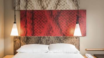 Standaard tweepersoonskamer, 1 tweepersoonsbed | Individueel gemeubileerd, een bureau, verduisterende gordijnen