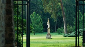 A statue in a park with a pathway leading to it, surrounded by trees and greenery. - ibis Château de Fontainebleau (Fontainebleau)