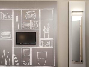 Kamar Double Standar, 1 Tempat Tidur Double | Dilengkapi dengan perabotan berbeda-beda dan meja kerja