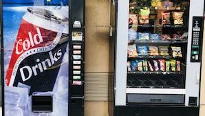 Two vending machines, one selling cold drinks and the other snacks. - Budget Lodge (Chesapeake)