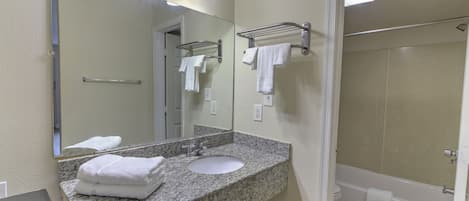 Estudio, 1 cama King size, para no fumadores | Baño | Amenidades de baño gratuitas y toallas