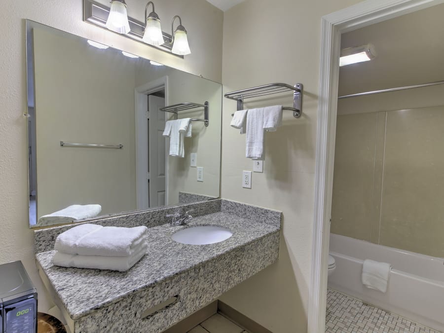 Studio, 1 très grand lit, non-fumeurs | Salle de bain | Articles de toilette gratuits, serviettes fournies