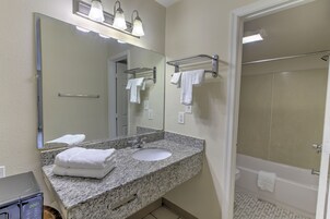 Estudio, 1 cama de matrimonio grande, no fumadores | Baño | Artículos de higiene personal gratuitos y toallas