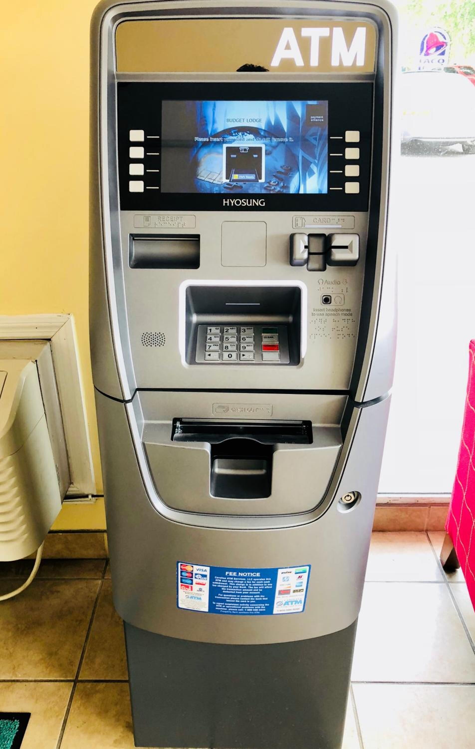 Un cajero automático con ranura para recibos, lector de tarjetas y teclado.