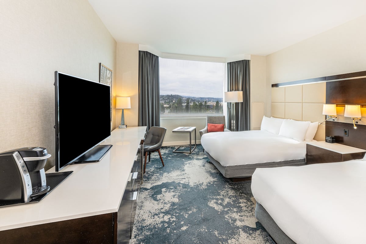 1 bedroom, Egyptian cotton sheets, premium bedding, down comforters