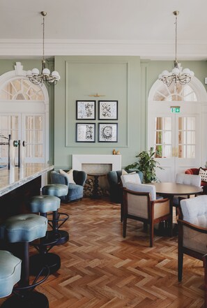 Breakfast, lunch, dinner served; garden views  - The Queens Hotel (Portsmouth)