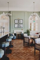 Aperto a colazione, pranzo e cena, con vista sul giardino 