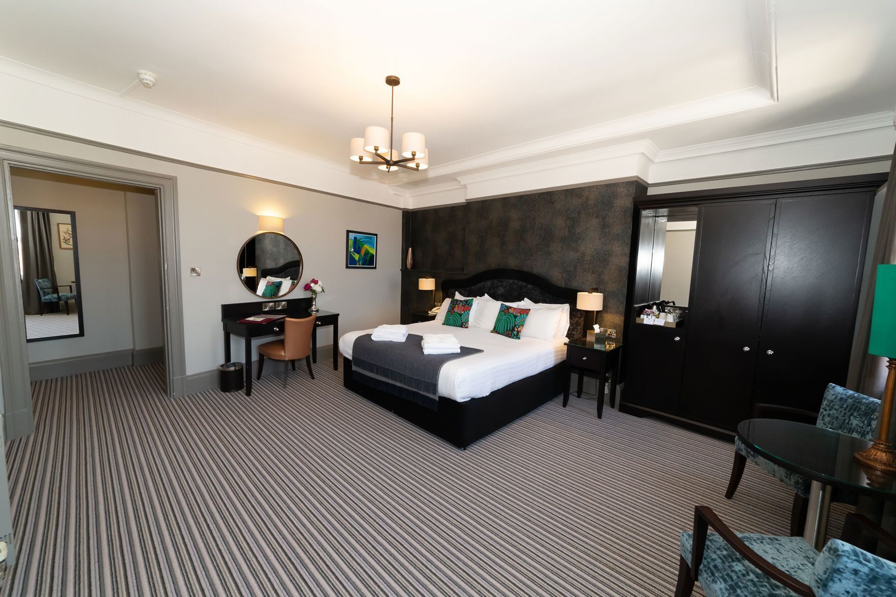 Bộ đồ giường cao cấp, két bảo mật tại phòng, trang trí khác biệt 