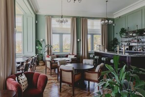 Ocean views, serves breakfast, lunch, and dinner