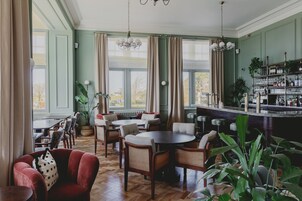 Ocean views, serves breakfast, lunch, and dinner