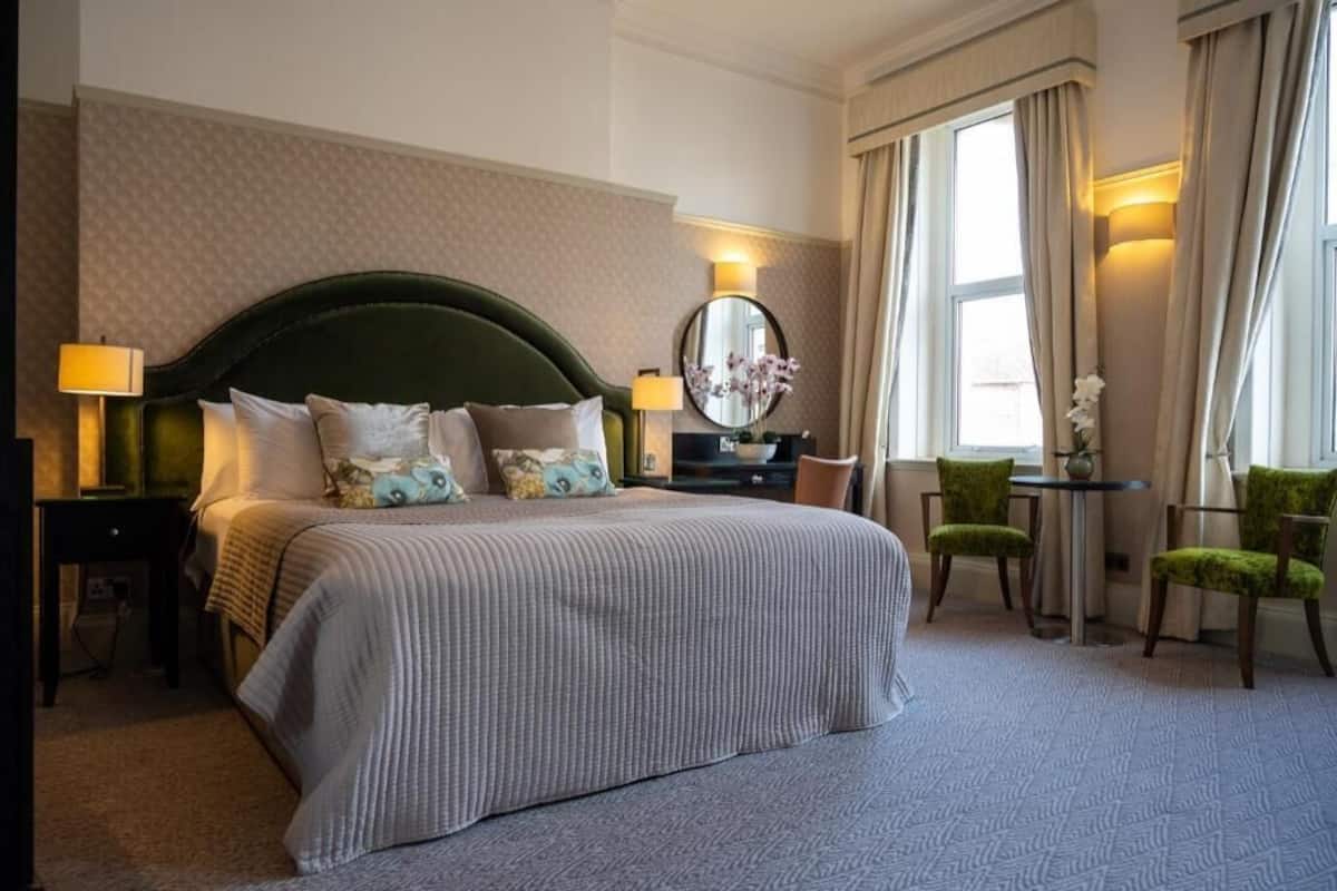 Bộ đồ giường cao cấp, két bảo mật tại phòng, trang trí khác biệt