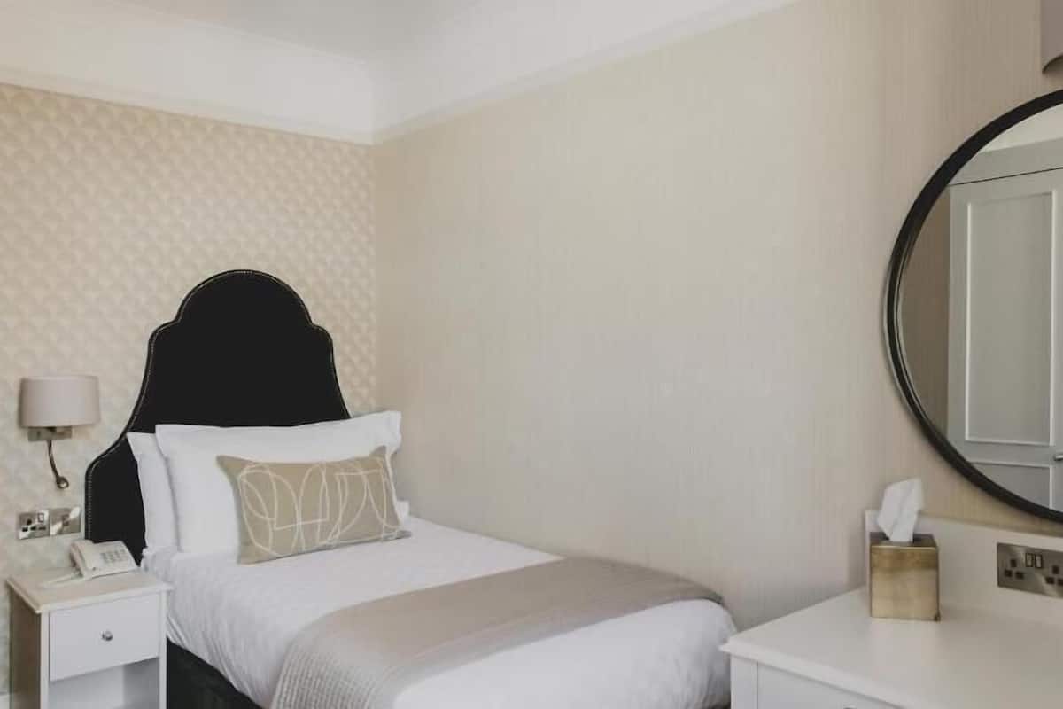 Bộ đồ giường cao cấp, két bảo mật tại phòng, trang trí khác biệt