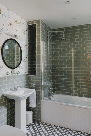 Chambre supérieure double, vue sur la mer | Literie de qualité, coffre-fort, décor unique, ameublement unique