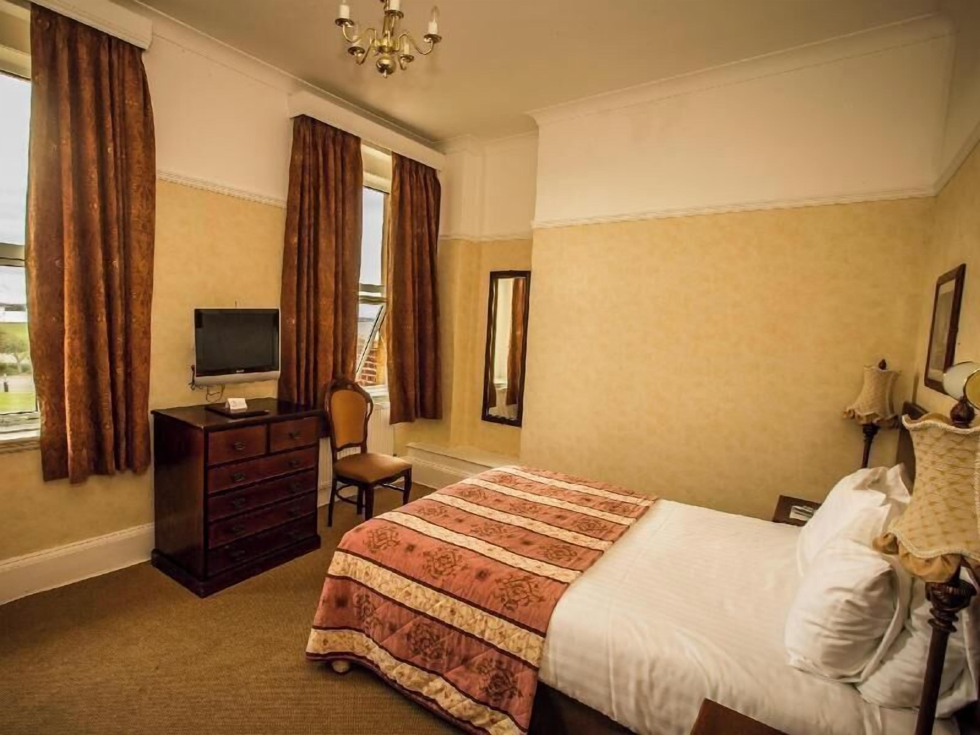 Bộ đồ giường cao cấp, két bảo mật tại phòng, trang trí khác biệt 